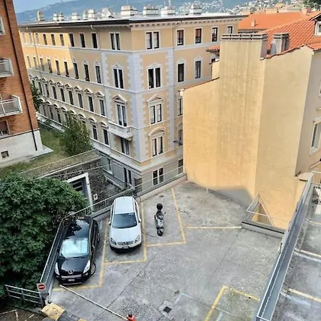 Leia W/private Parking In Old Town Trieste